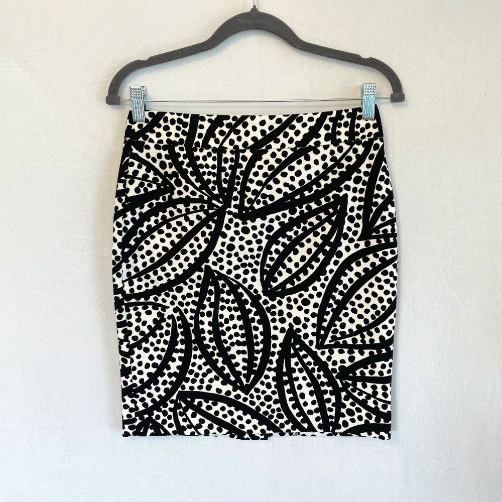 ANN TAYLOR Size 0P Petite Black & White Pencil Skirt Cotton Lined Leaf Print